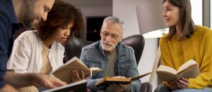 gens-contre-plongee-qui-parlent-livres.jpg