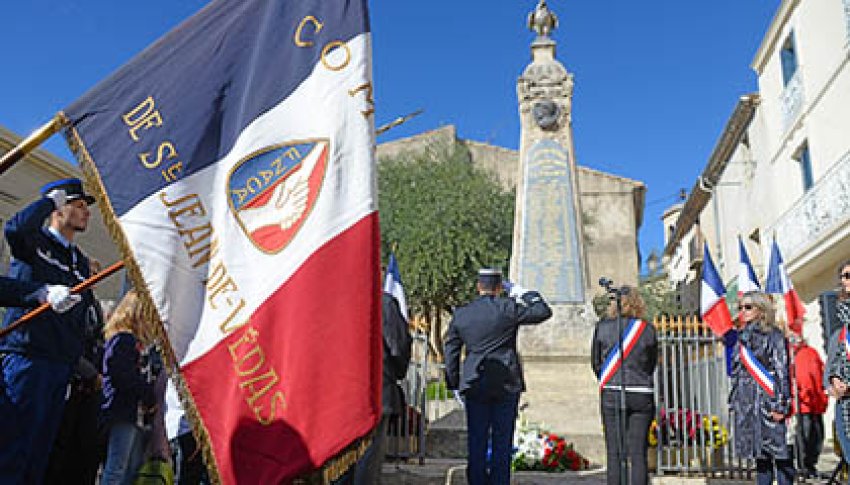 2016-11-11-drapeau-minute_silence.jpg 2016 11 11 drapeau minute silence